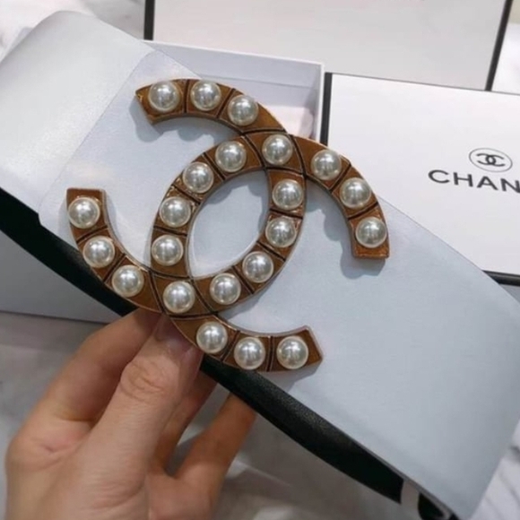 CHANEL White and Brown Pearl Embellished Headband - Picture 1 of 1